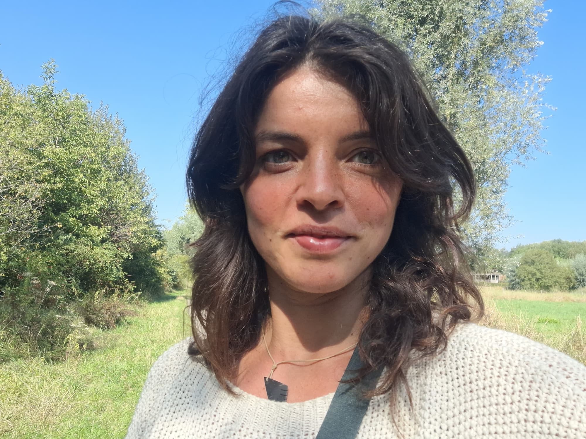 Gwennin Demaegd, buiten in het groen